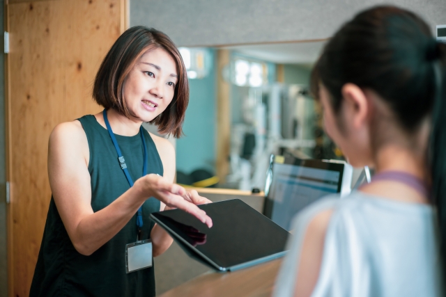 タブレットで説明する女性