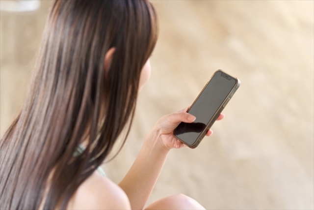 携帯を見る女性